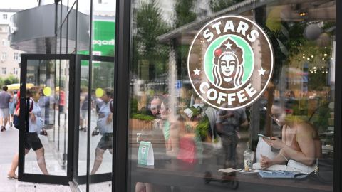 Les gens sont vus à l'intérieur du café Stars Coffee récemment ouvert à Moscou 