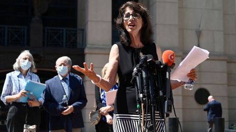 Diane Foley, la mère de James Foley, s'adresse aux médias devant un palais de justice à Alexandria, en Virginie, le 19 août 2022, après la condamnation d'El Shafee Elsheikh.