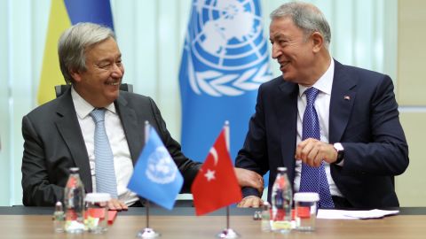 Ο Τούρκος υπουργός Άμυνας Hulusi Akar (R) και ο Γενικός Γραμματέας του ΟΗΕ Αντόνιο Γκουτέρες (L) πραγματοποίησαν κοινή συνέντευξη Τύπου το Σάββατο. 