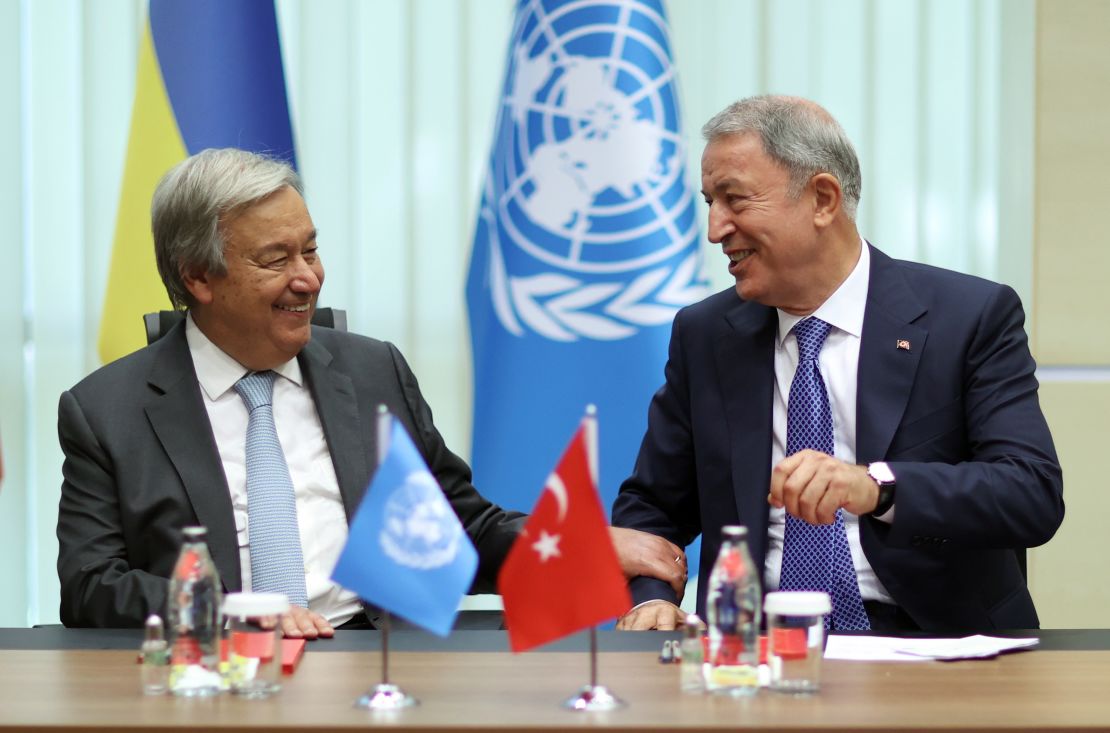 Turkish Defense Minister Hulusi Akar (R) and United Nations Secretary-General Antonio Guterres (L) held a joint press conference on Saturday. 