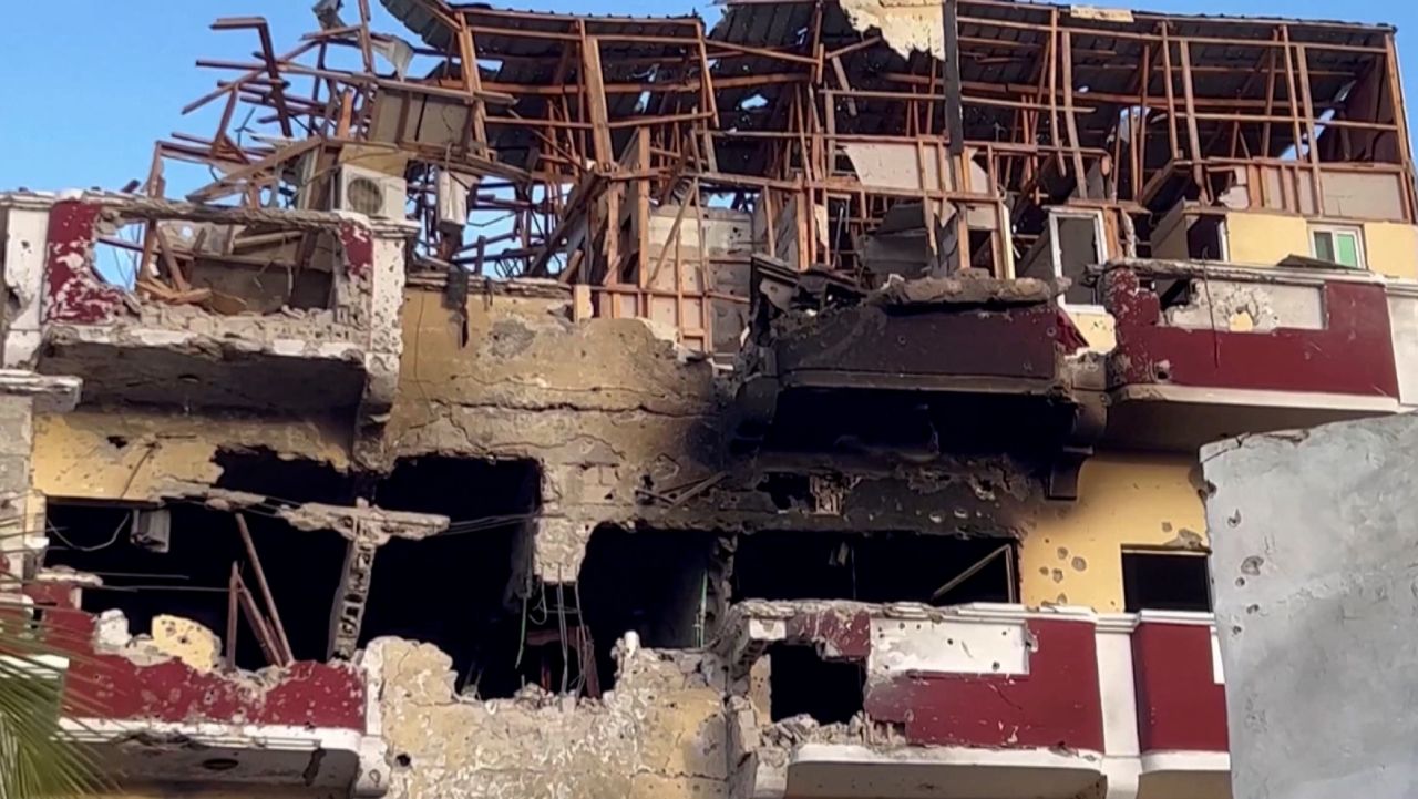 Video captures gun battle between Somali forces and terrorists at hotel