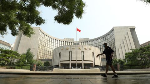 Un homme passe devant le bâtiment de la Banque populaire de Chine (PBOC) le 20 juillet 2022 à Pékin, en Chine.