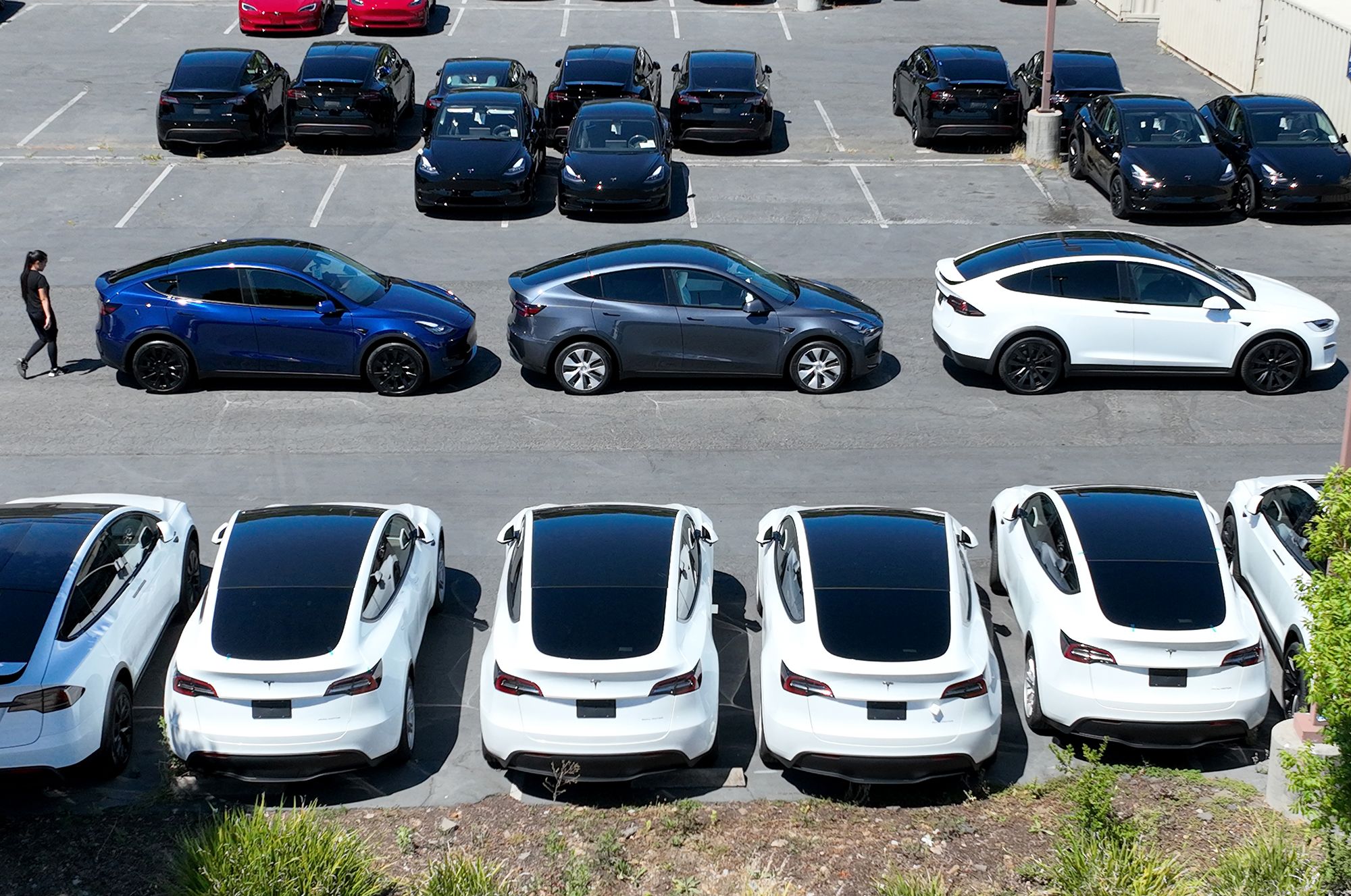 Tesla Raises Full Self Driving Price To 15 000 Cnn Business