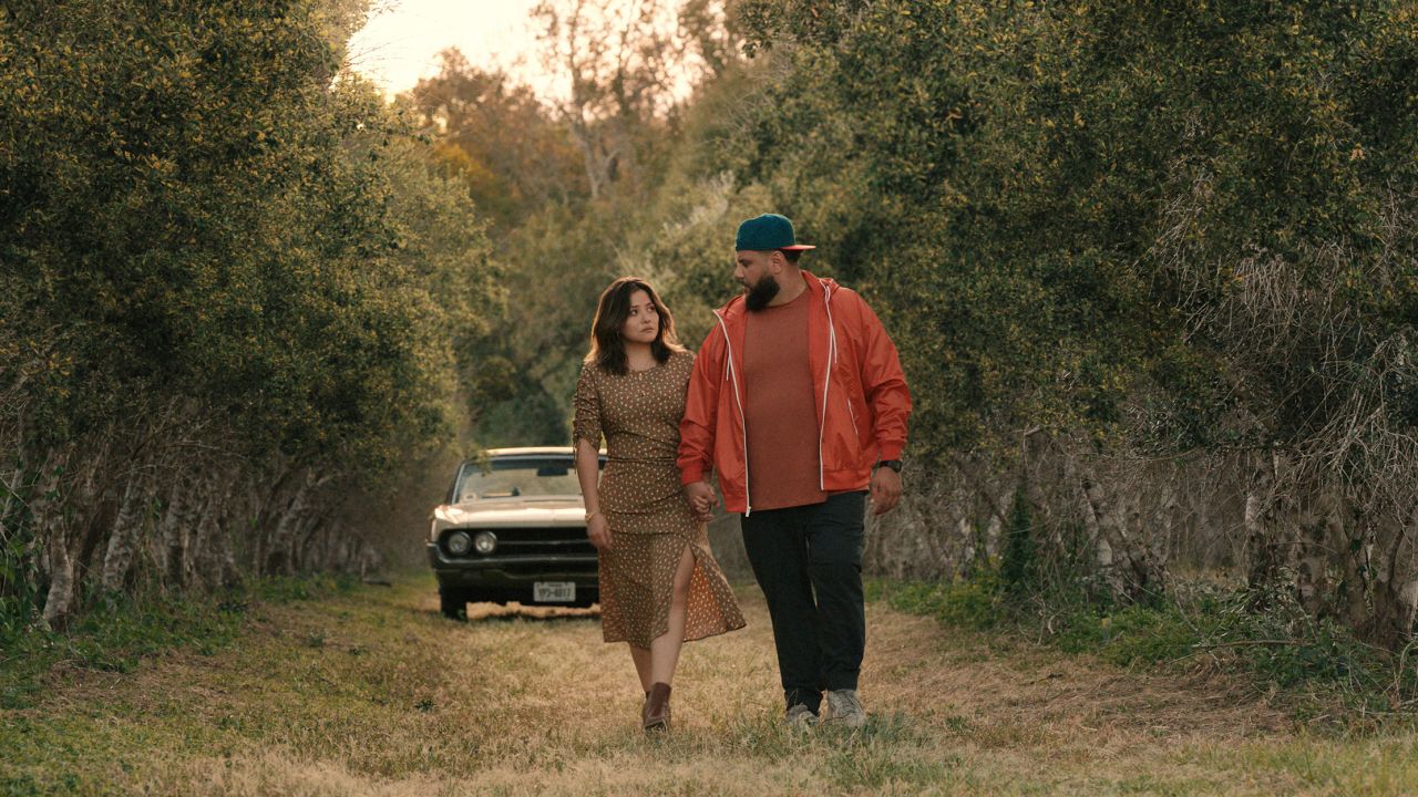 In scenes with his girlfriend Mexican-American girlfriend Maria (Teresa Ruiz), Mo often speaks in Spanish.