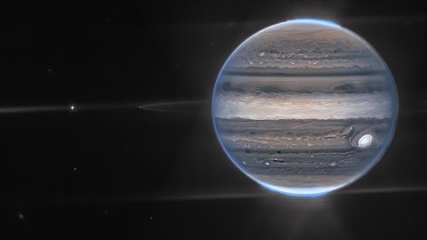 Webb teleskopo NIRCam instrumentas užfiksavo kompozitus, kad sukurtų šį Jupiterio vaizdą.