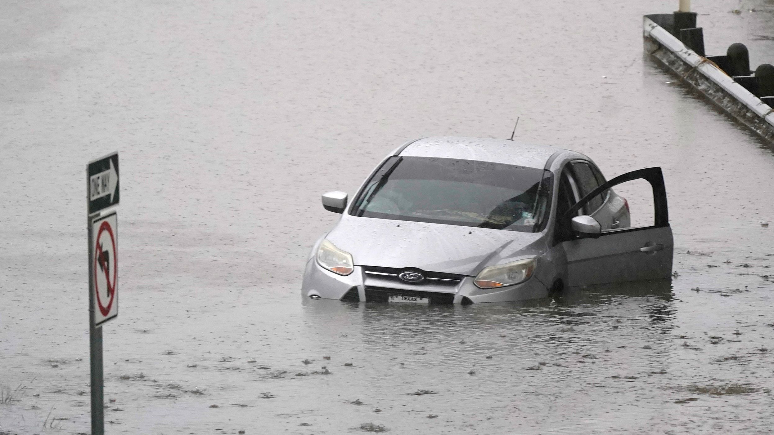 More than 1,300 US flights canceled nationwide, Dallas airports hard ...