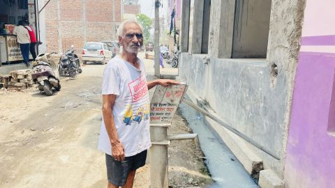 Jwala Prashad さん、87 歳。Bhalswa Dairy Village の自宅前の手押しポンプで。