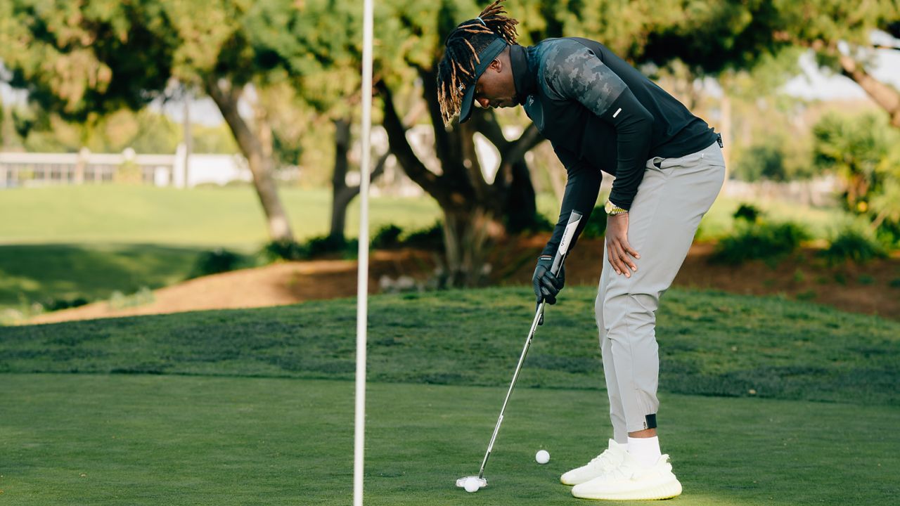 Paul-Gindiri showcases his one-handed putting technique.