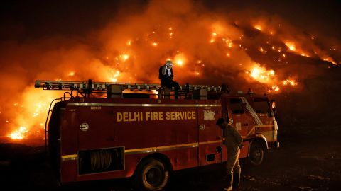 Dym unoszący się z płonących śmieci na wysypisku śmieci Bhalswa w New Delhi, Indie, 27 kwietnia 2022 r. 