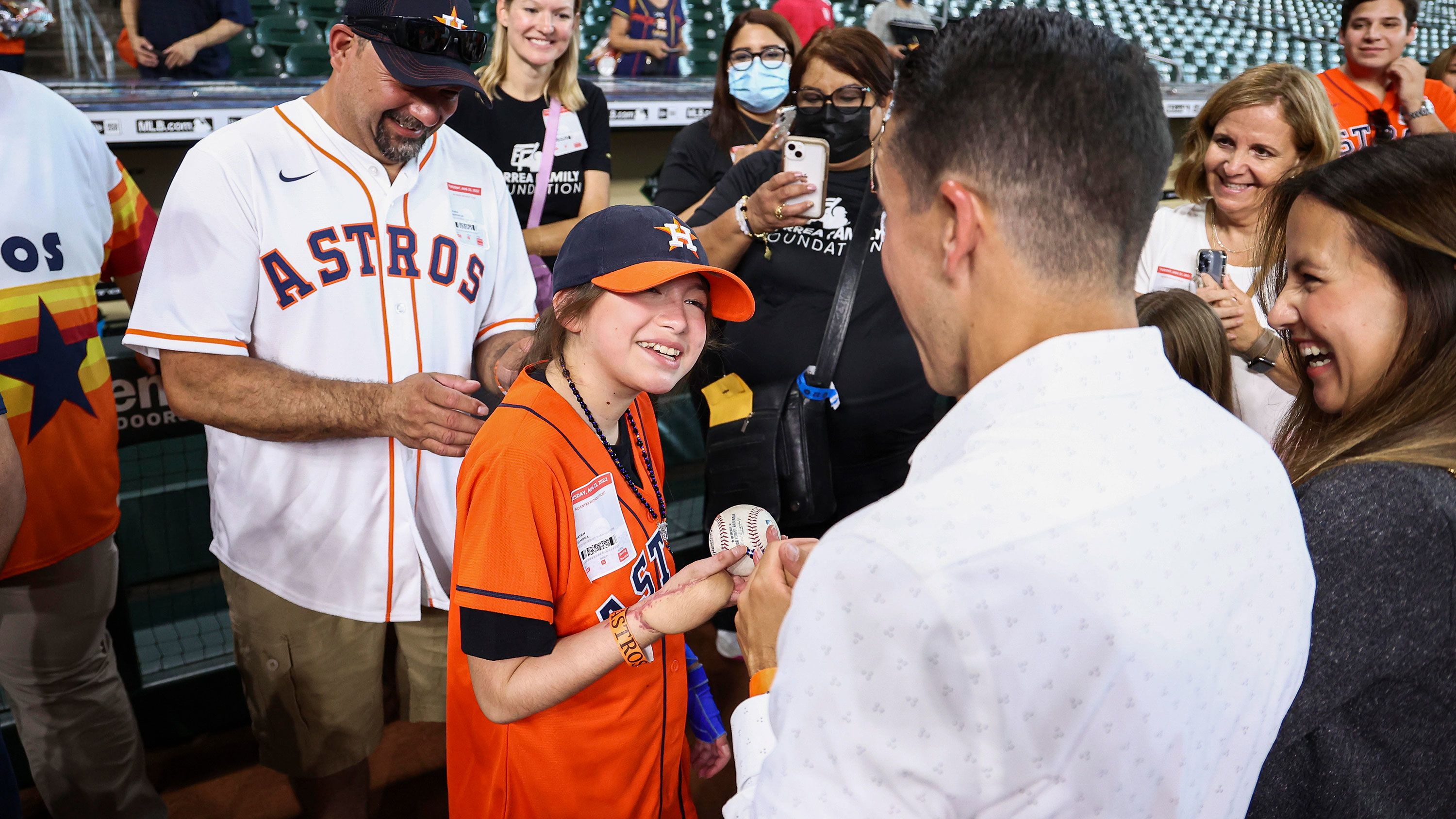 Carlos Correa, Astros host Uvalde survivor Mayah Zamora