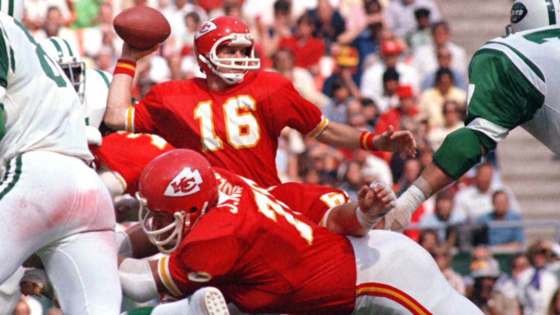 <a href="https://www.cnn.com/2022/08/24/sport/len-dawson-death-nfl-spt-intl/index.html" target="_blank">Len Dawson,</a> the Hall of Fame quarterback who led the Kansas City Chiefs to their first Super Bowl victory, died at the age of 87, his family and the Chiefs announced on August 24.