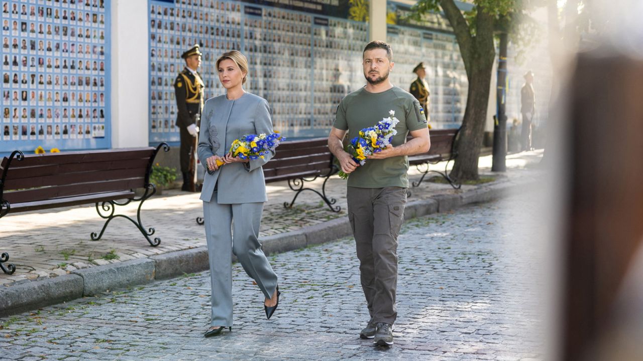 Ukraine's President Volodymyr Zelenskiy and his wife Olena visit the Memory Wall of Fallen Defenders of Ukraine in Kyiv on August 24.