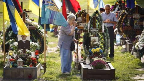 Los familiares de los soldados caídos asisten a una ceremonia en Mars Memorial.