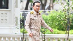 Il primo ministro thailandese Prayut Chan-o-cha arriva per una riunione settimanale del gabinetto presso la Government House di Bangkok.