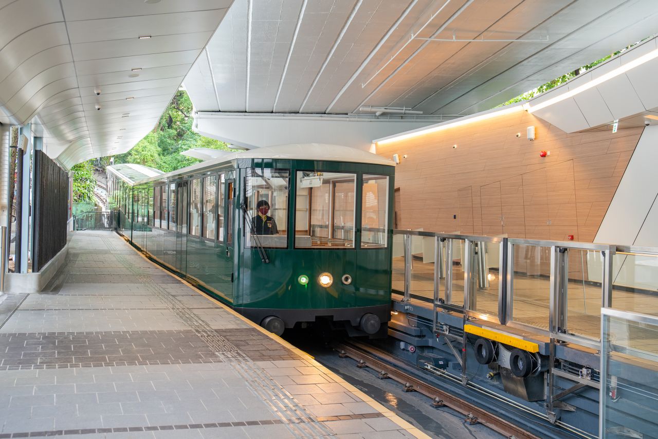 The sixth generation tram cars replace previous dark-red ones.