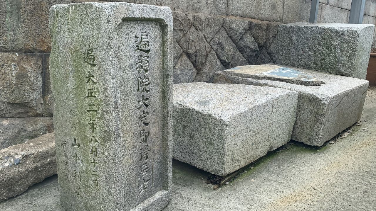 یک سنگ قبر در بیرون خانه ای در آمی دونگ، بوسان، کره جنوبی، در 20 اوت به نمایش گذاشته شد.