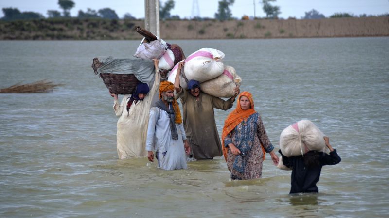 Las inundaciones en Pakistán han afectado a 33 millones de personas en el peor desastre en una década , dice un ministro