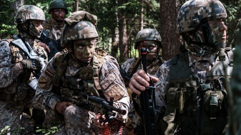 Les Zemessardze lettons, ou soldats de la Garde nationale, se préparent à une attaque lors d'un exercice tactique de petite unité en juin 2020 lors de la mise en œuvre du concept d'opérations de résistance avec les alliés et partenaires de l'OTAN près d'Iecava, en Lettonie. 