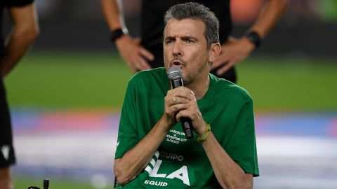 Juan Carlos Unzué delivers a speech before the start of the charity match. 
