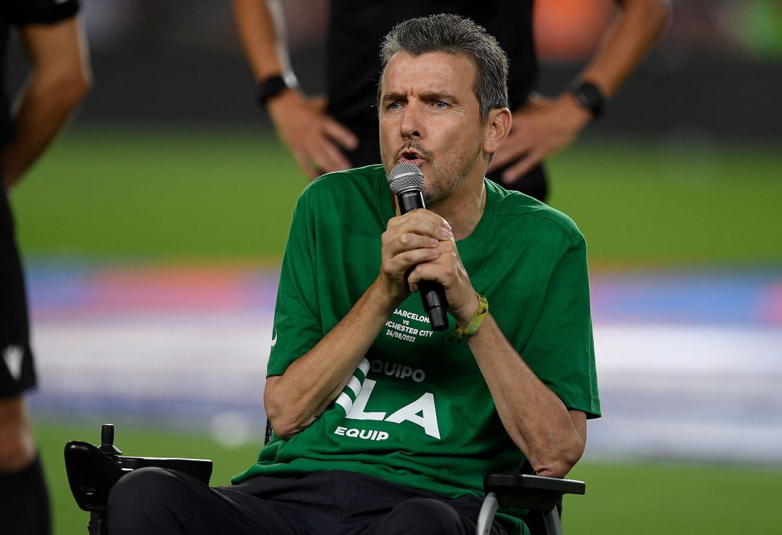 Juan Carlos Unzué delivers a speech before the start of the charity match. 