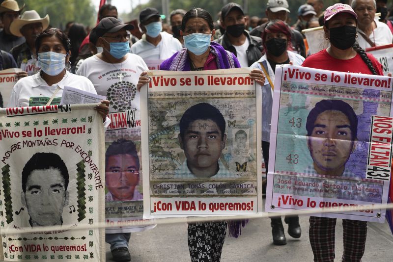 Rodiče 43 pohřešovaných mexických studentů zatčení bývalého prokurátora vítají