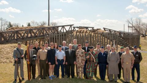 Mastriano pose dans un uniforme confédéré sur une photo de la faculté 2013-2014 au Centre du patrimoine et de l'éducation de l'armée américaine à Carlisle, Pennsylvanie, le 9 avril 2014.