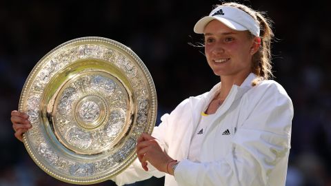 Rybakina comemora com o troféu após derrotar Ons Jabeur na final de Wimbledon.