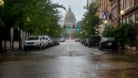 Des inondations causées par de fortes pluies qui ont frappé la région ces derniers jours sont observées près de la capitale à Jackson, Mississippi, mercredi.