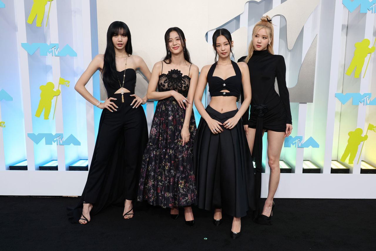 Blackpink's members Lisa, Jisoo, Jennie and Rosé arrived in complementary all-black outfits