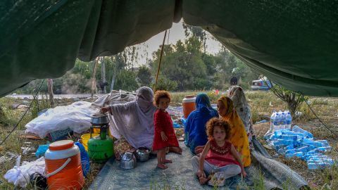 Des personnes déplacées se préparent pour le petit-déjeuner dans leurs tentes dans un camp de fortune après avoir fui leurs maisons touchées par les inondations à la suite de fortes pluies de mousson dans le district de Charsadda de Khyber Pakhtunkhwa le 29 août 2022.