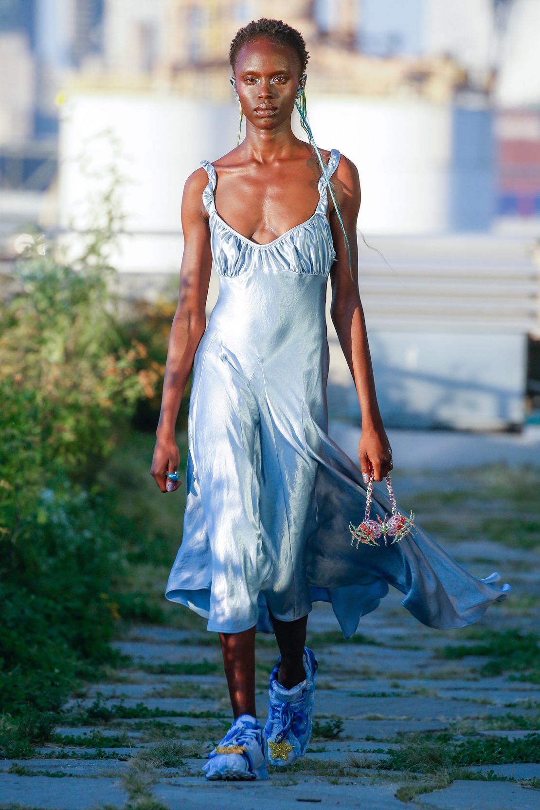 Can we wear sleeveless dresses in the heat? - Chic at any age