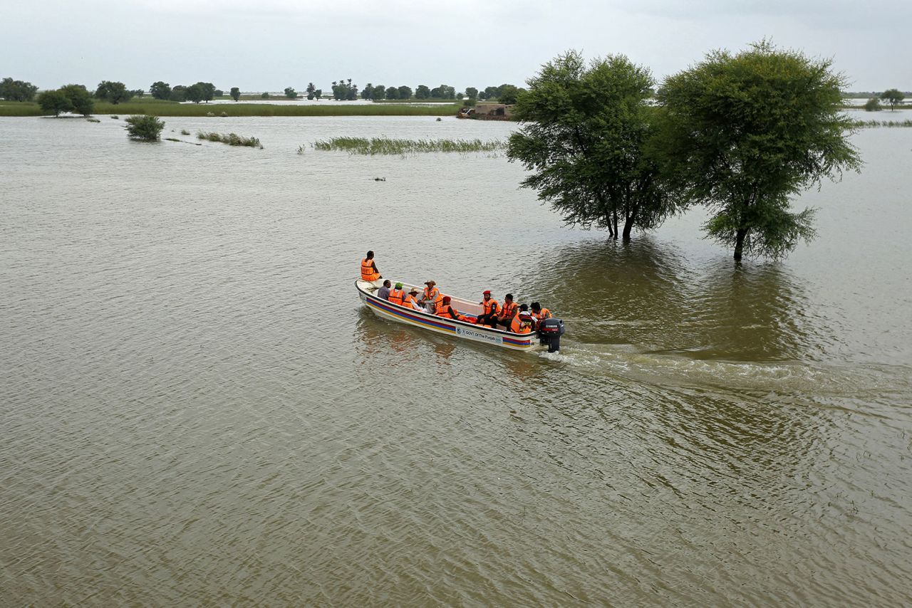 Pakistan flood created a 100km-wide lake, satellite images show | CNN
