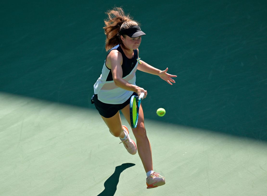 Snigur hits a forehand against Halep.