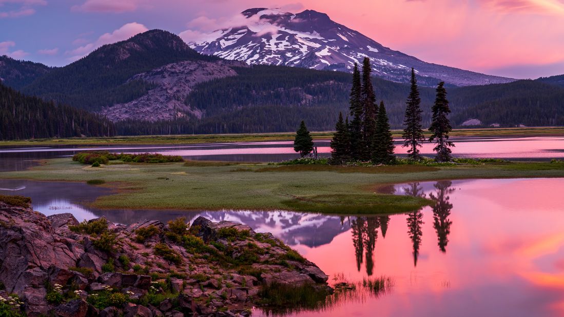 <strong>Cascade Lakes Scenic Byway, Oregon:</strong> This byway in central Oregon offers stupendous view of mountains and lakes.