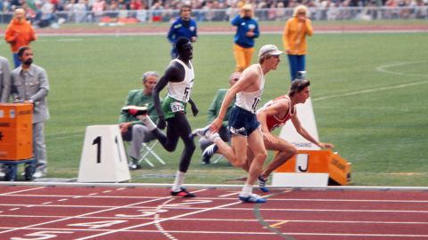 Dave Wottle (center) crosses the finish line of the 800m final at the 1972 Munich Olympics ahead of Yevgeniy Arzhanov (right) and Mike Boit (left).