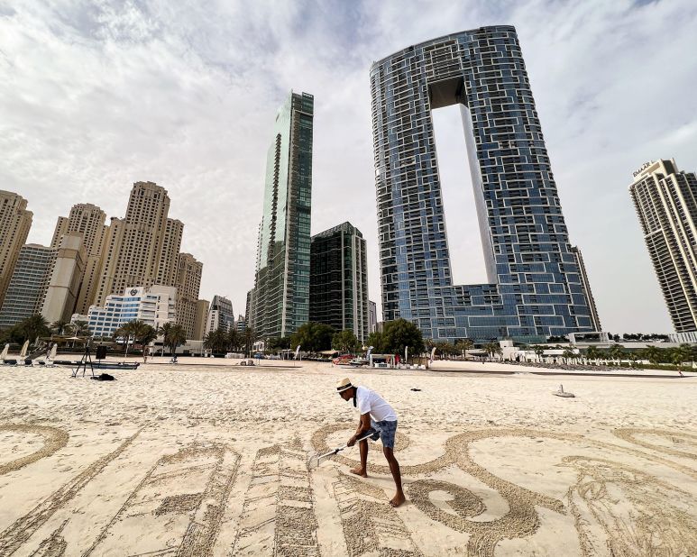 Using only a rake, Dubai-based Filipino artist Nathaniel Alapide turns beaches into huge works of art. 