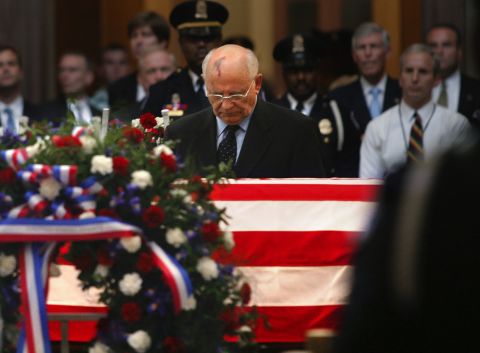 Gorbechev bows his head at Reagan's funeral in June 2004.
