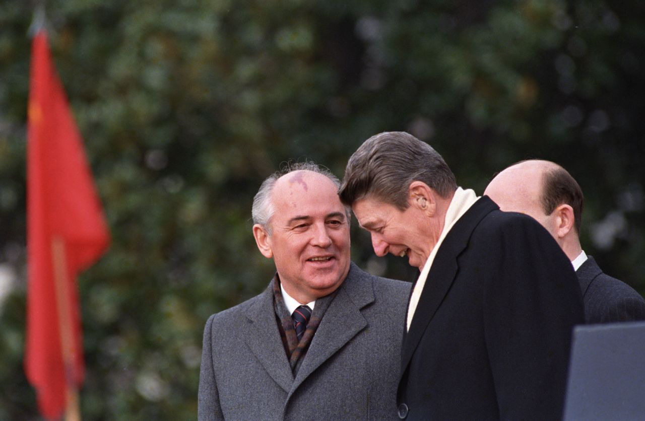 Gorbachev talks with Reagan at the beginning of a summit in Washington, DC, in December 1987.