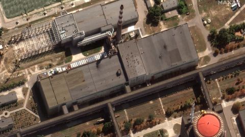 Cette image satellite montre des trous sur un bâtiment de la centrale nucléaire de Zaporizhzhia le 29 août 2022.