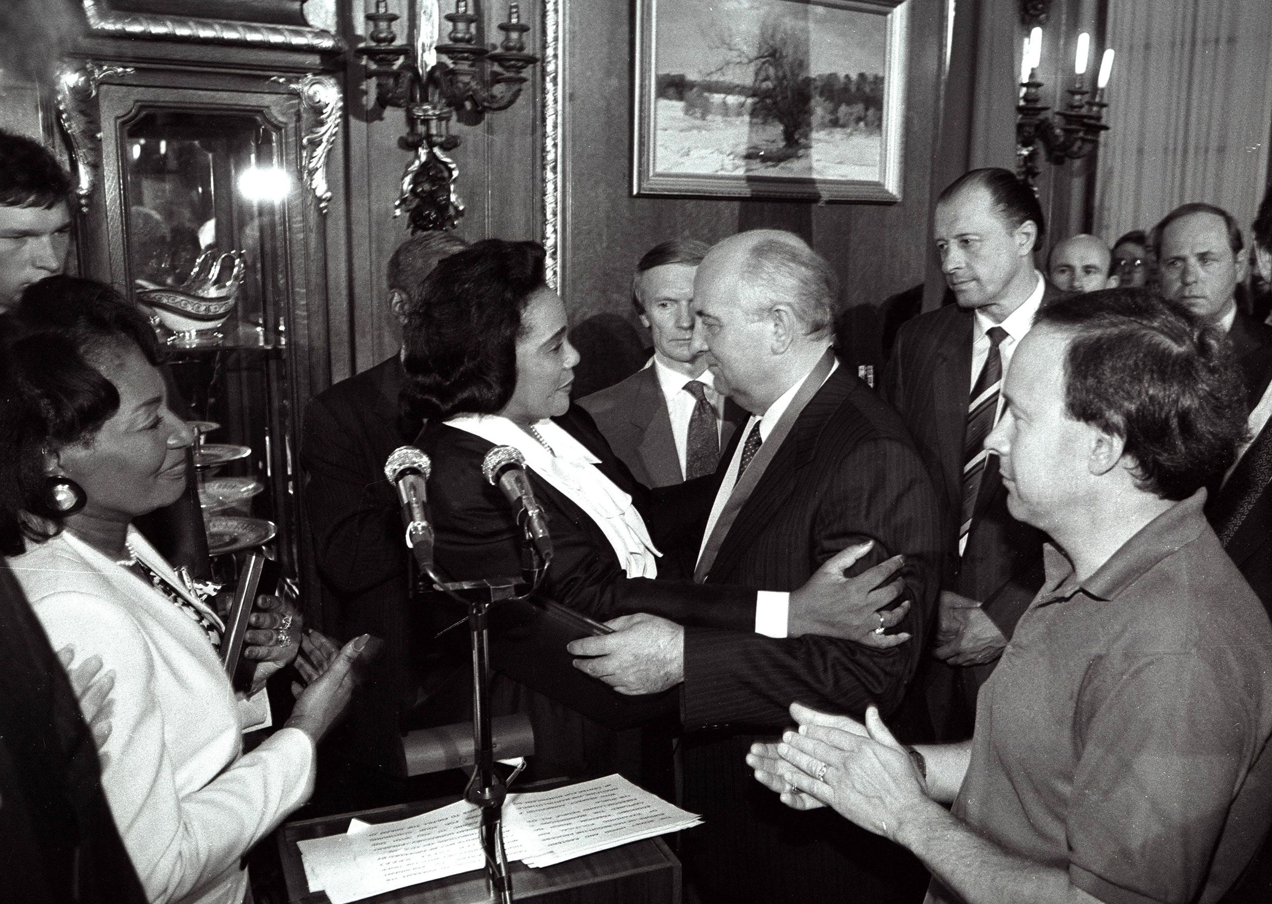 Coretta Scott King presents Gorbachev with the Albert Einstein Award in June 1990.