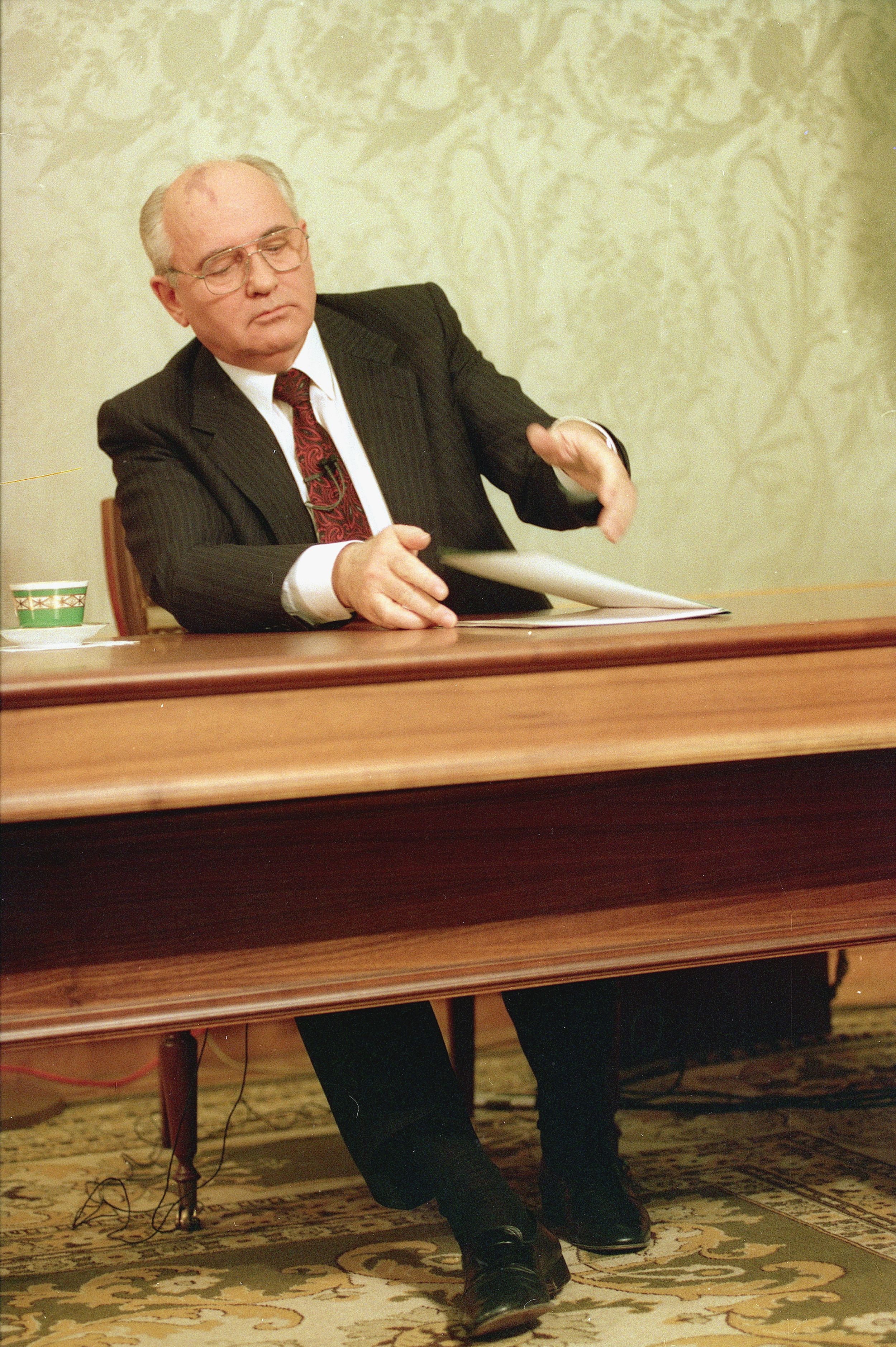 Gorbachev closes his resignation speech after delivering it on Soviet television in December 1991.