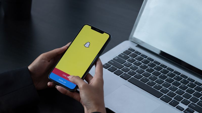 Snap stock falls nearly 25% after revenue hit by shrinking advertiser budgets | CNN Business