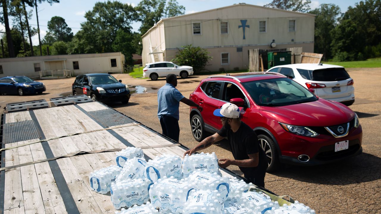 Cars line up as water is distributed at New Jerusalem Church in Jackson, Mississippi, on August 31.