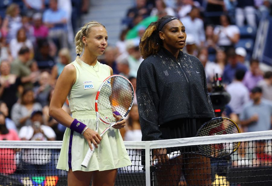 Williams and Kontaveit pose before the start of their match.