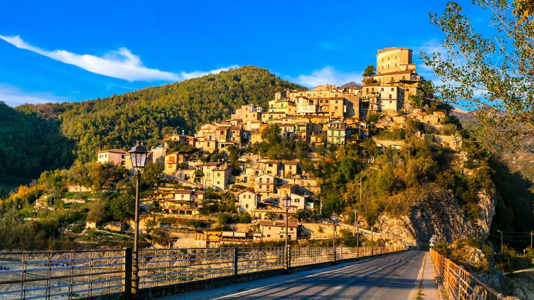 <strong>Castel di Tora: </strong>An ideal place for a day trip while in Rome, Castel di Tora is set on a bushy hilltop overlooking Lake Turano.