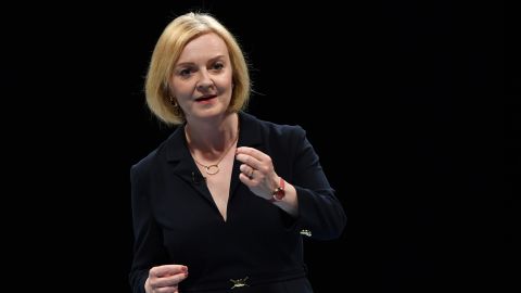 Utenriksministeren og det konservative lederskapet Liz Truss taler på scenen 23. august i Birmingham, England.