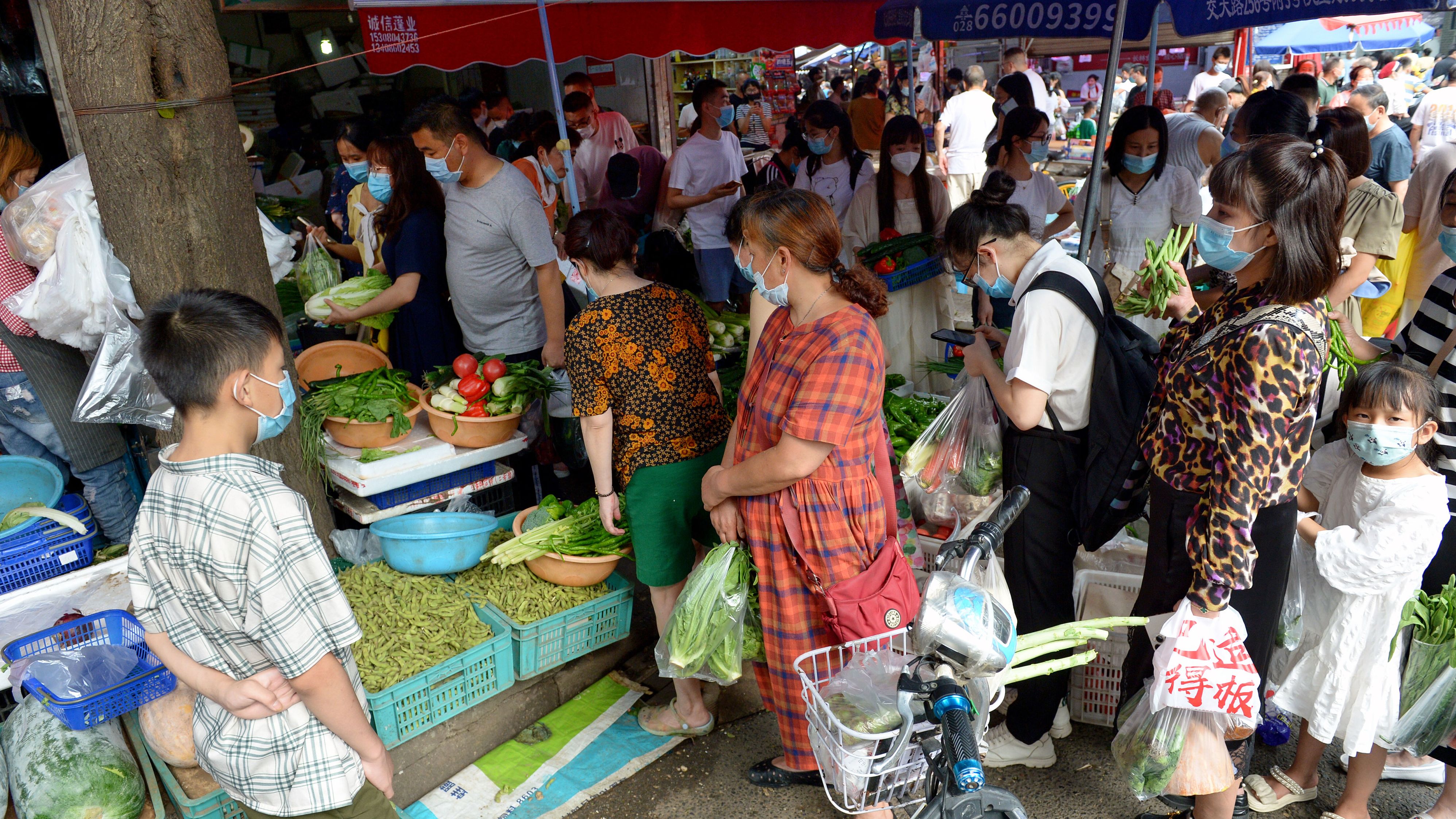 Chengdu residents rush to buy groceries before the lockdown comes into force. 