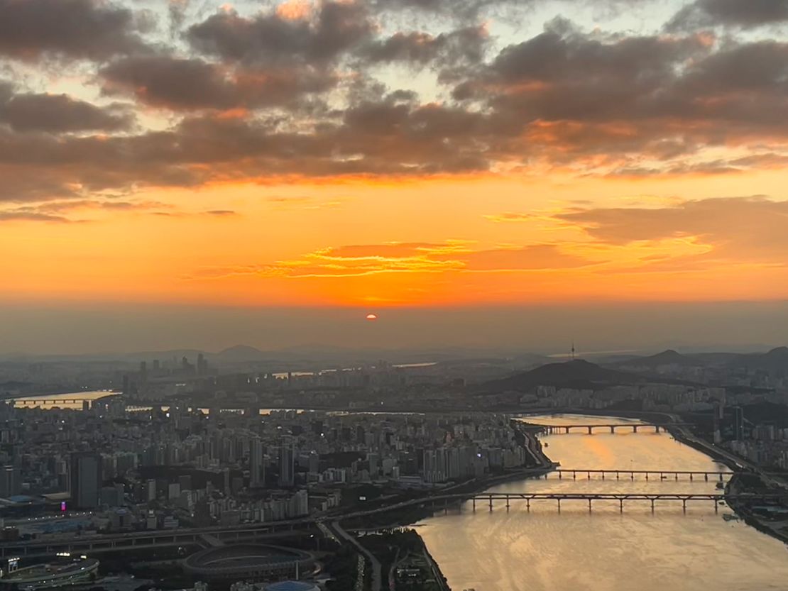 Sunset from the Sky Seoul observatory, located in the Lotte World Tower.