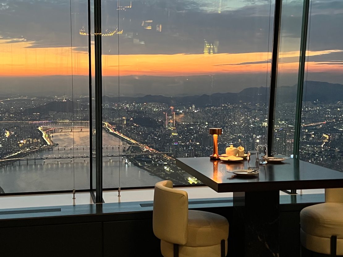 Window seats at the 123F Lounge boast sweeping views of the Han River in Seoul.