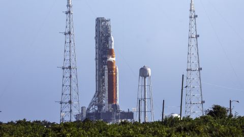 La fusée Artemis I de la NASA est sur la rampe de lancement du Kennedy Space Center le 3 septembre à Cap Canaveral, en Floride. 